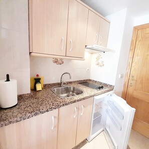 Réfrigérateur, micro-ondes, plaque de cuisson, cafetière/bouilloire