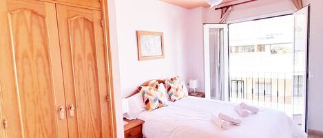 1 makuuhuone, tallelokero huoneessa, silitysrauta/-lauta