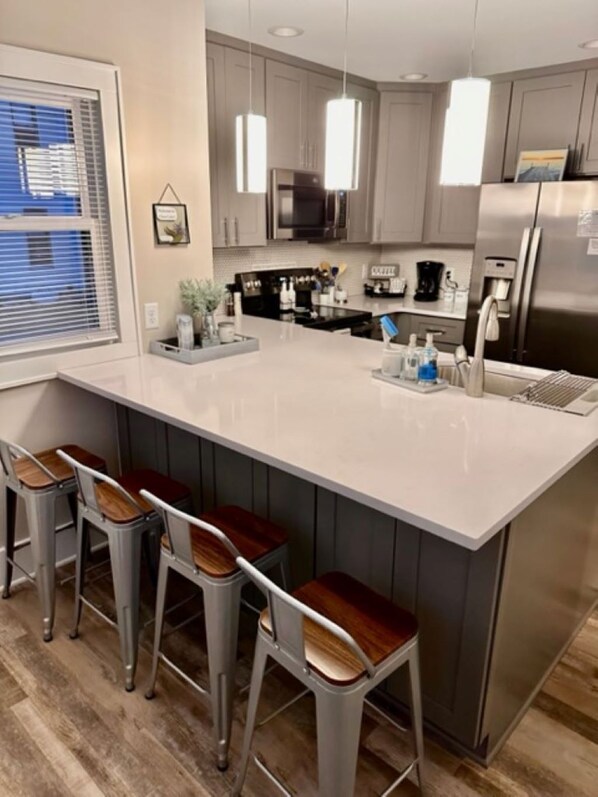 Frigorifero, microonde, forno, piano cottura