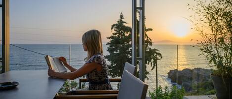 位於海灘上、海灘浴巾