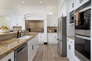 Full-sized fridge, microwave, oven, stovetop