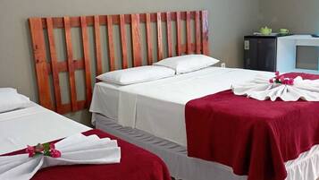 Quarto quádruplo exclusivo | Frigobar, ferros/tábuas de passar roupa, Wi-Fi de cortesia