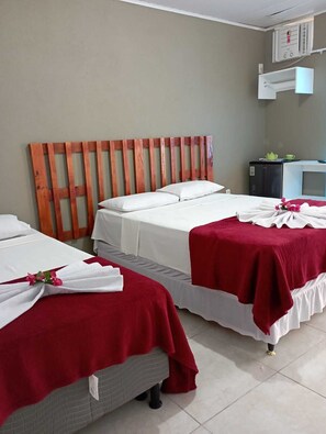 Quarto quádruplo exclusivo | Frigobar, ferros/tábuas de passar roupa, Wi-Fi de cortesia