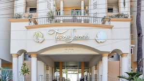 A hotel entrance with a sign reading "Tierra Sandals" and the number 572. - Tiara Sands condo excelente ubicación (Mazatlán)