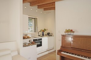 Réfrigérateur, four à micro-ondes, un four, lave-vaisselle