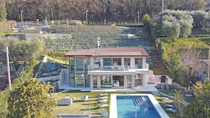 A modern two-story house with a swimming pool, surrounded by a well-maintained garden and a vineyard. - Villa Bianca (San Felice del Benaco)