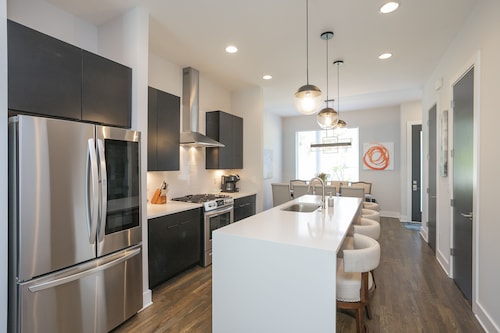 Two Gorgeous Houses🌟8 Ensuite🌟20 Beds🌟Downtown Views🌟Game Rooms🌟Parking