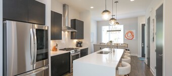 Two Gorgeous Houses🌟8 Ensuite🌟20 Beds🌟Downtown Views🌟Game Rooms🌟Parking