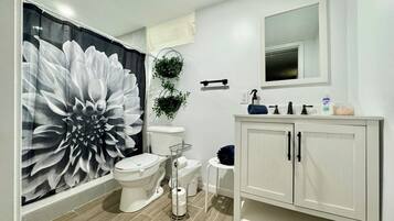 淋浴设施、吹风机、毛巾