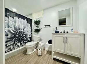 Dusch, hårtork och handdukar