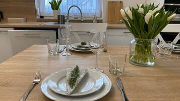 Großer Kühlschrank, Mikrowelle, Ofen, Herdplatte