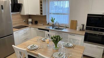 Full-sized fridge, microwave, oven, stovetop
