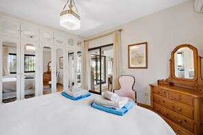 4 makuuhuonetta, silitysrauta/-lauta, ilmainen Wi-Fi, vuodevaatteet