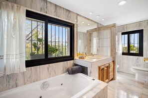 Bañera, secador de pelo, bidet, toallas