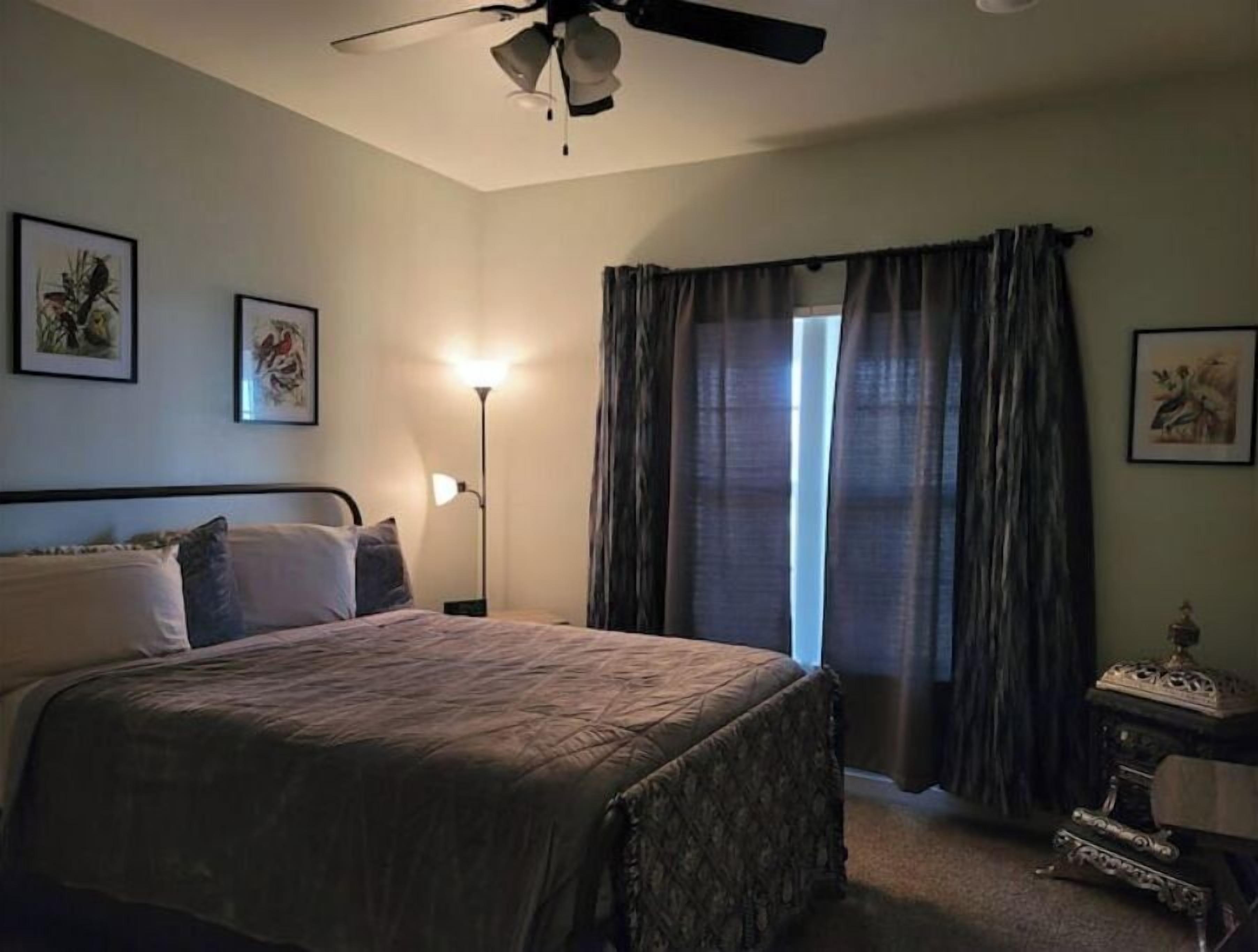 3 quartos, escrivaninha, ferros/tábuas de passar roupa