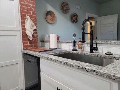 Retro Bungalow - 3 Beds/2 Baths - No Chores!