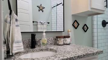 Secador de cabelo, toalhas de banho, sabonete, shampoo