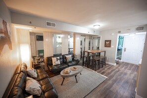 Flat-screen TV - Stay Together on The Strip - 3 Bed Condo (Las Vegas)
