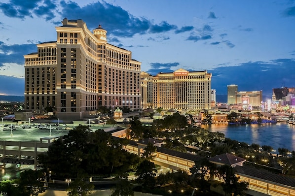 Un gran hotel con varios edificios altos, un casino y un río al fondo.