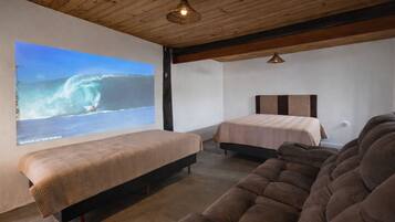 Suíte 8 - Big Room - Essência da Guarda Surf House - Com Jacuzzi Coletiva - Guarda do Embaú | 1 quarto, roupas de cama de algodão egípcio, roupas de cama premium