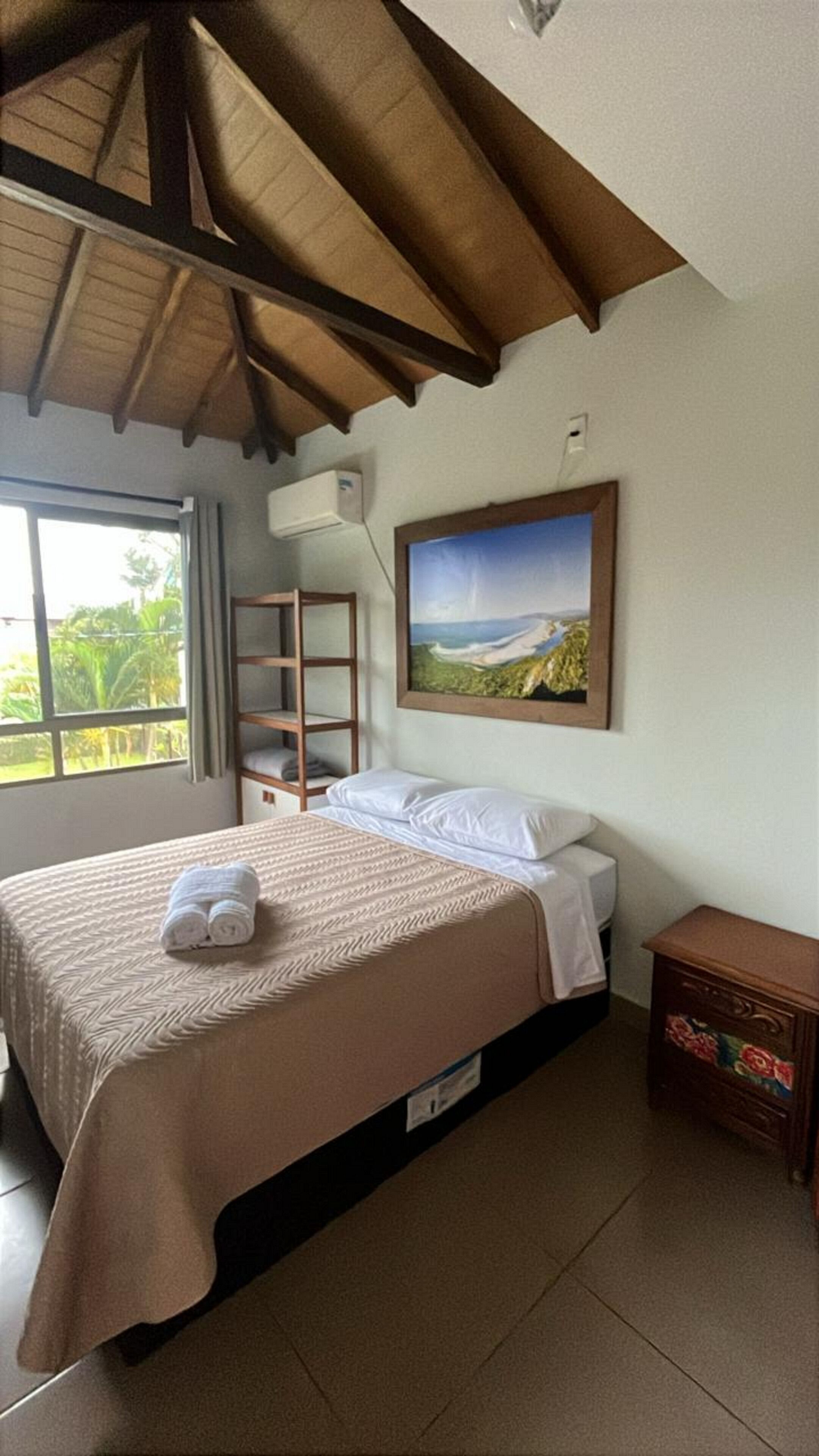 Suíte 1 - Essência da Guarda Surf House Com Jacuzzi Coletiva - Guarda do Embaú | 1 quarto, roupas de cama de algodão egípcio, roupas de cama premium