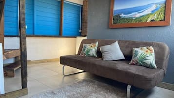 Suite de lujo, vista al mar | Área de sala de estar | Smart TV de 32 pulgadas con canales digitales, televisión y Netflix 