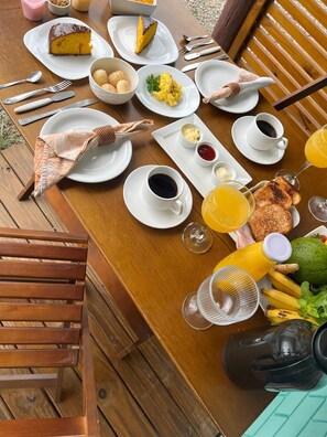 Termasuk sarapan penuh setiap hari 