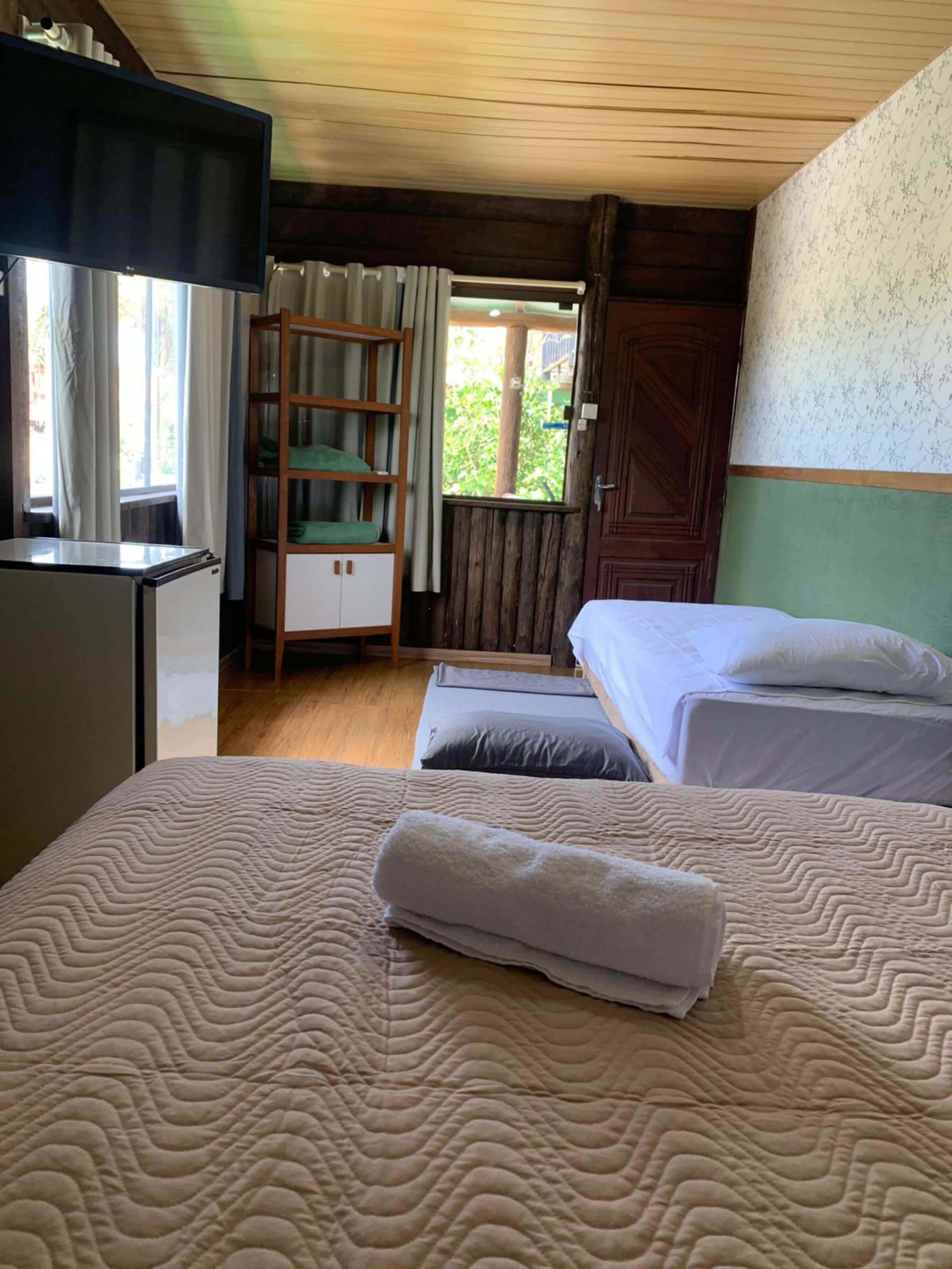 Suíte 4 - Essência da Guarda Surf House Com Jacuzzi Coletiva - Guarda do Embaú | 1 chambre, draps en coton égyptien, literie de qualité, décor unique