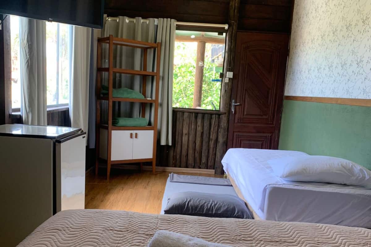 SuĂte 4 - EssĂȘncia da Guarda Surf House Com Jacuzzi Coletiva - Guarda do EmbaĂș | 1 chambre, draps en coton Ă©gyptien, literie de qualitĂ©, dĂ©cor unique