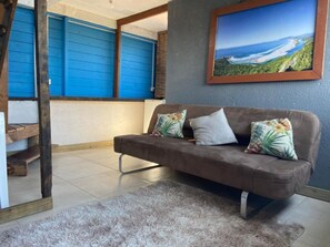 Suíte 3 - Essência da Guarda Surf House - Guarda do Embaú | Área de estar | Smart TV 32 polegadas com canais digitais, TV, Netflix