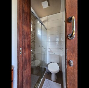 Honeymoon Suite | Bathroom | Shower, towels, toilet paper