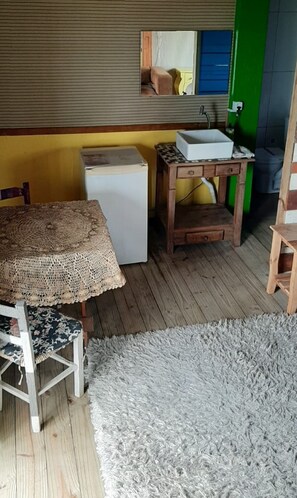 Grand Suite (Suíte 5 Essência da Guarda Surf House) | Private kitchen | Mini-fridge, microwave, cookware/dishes/utensils, dining tables - Essência da Guarda Surf House (Palhoça)