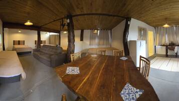 Suíte 8 - Big Room - Essência da Guarda Surf House - Com Jacuzzi Coletiva - Guarda do Embaú | 1 bedroom, Egyptian cotton sheets, premium bedding