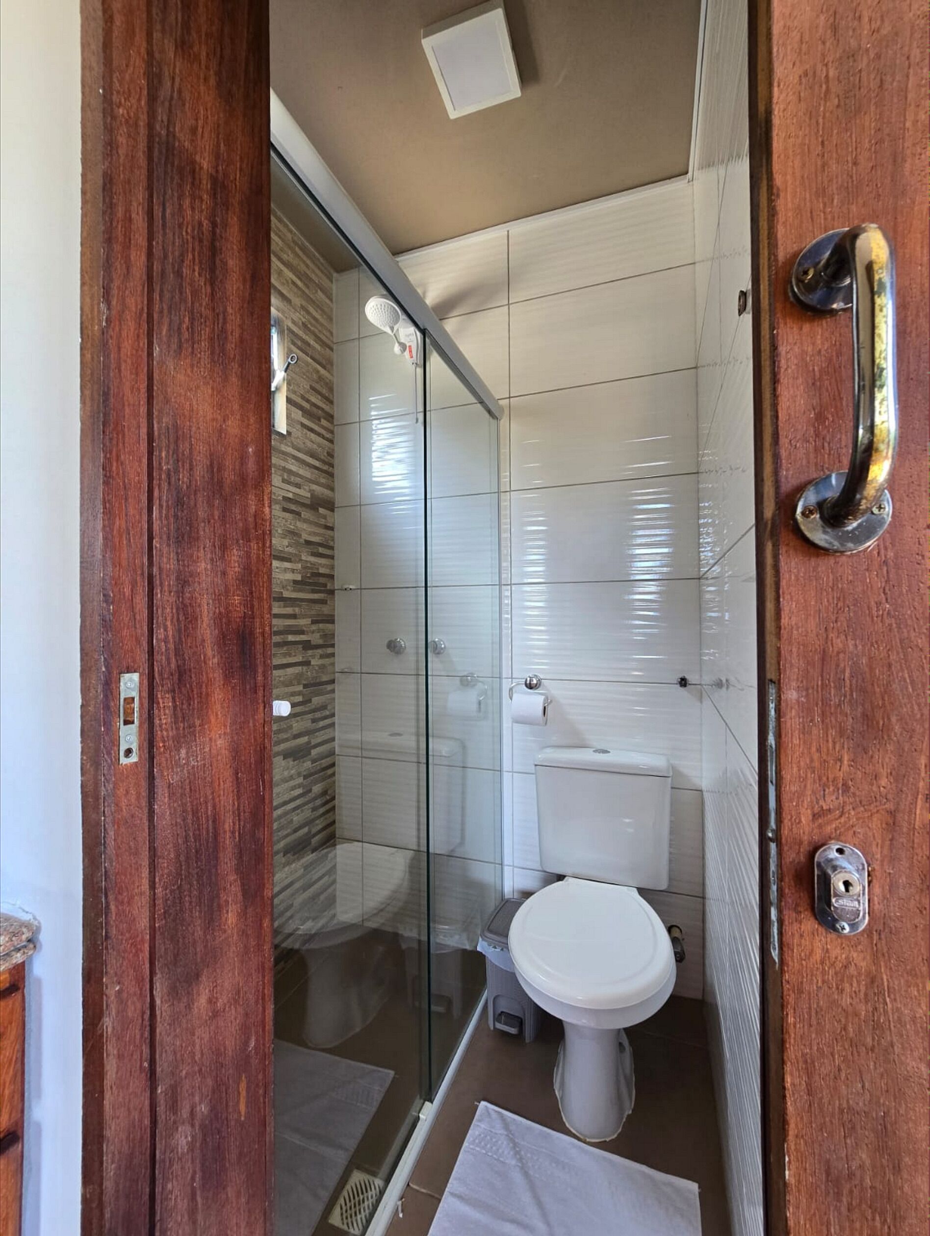 Suíte 1 | Bathroom | Shower, towels, toilet paper