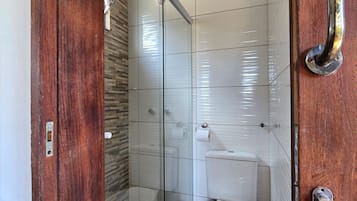 SuĂte 1 - EssĂȘncia da Guarda Surf House - Guarda do EmbaĂș | Bathroom | Shower, towels, toilet paper