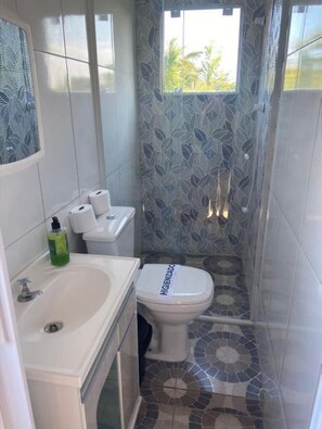 Suite Deluks, pemandangan laut | Kamar mandi | Shower, handuk,  dan tisu toilet