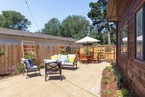 Outdoor dining - Tranquil cottage with fenced garden, fire pit, bbq, outdoor dining and hot tub.  (Carmel-by-the-Sea)