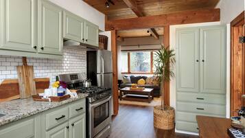 Frigorífico, microondas, horno y placa de cocina