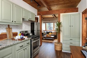 Frigorífico, microondas, horno y placa de cocina