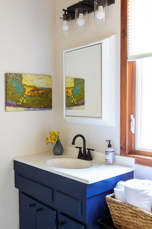 Shower, hair dryer, towels, soap - Tranquil cottage with fenced garden, fire pit, bbq, outdoor dining and hot tub.  (Carmel-by-the-Sea)