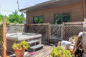 Outdoor spa tub - Tranquil cottage with fenced garden, fire pit, bbq, outdoor dining and hot tub.  (Carmel-by-the-Sea)