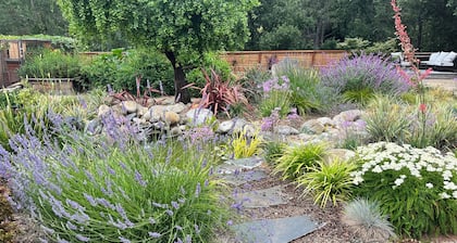 Tranquil cottage with fenced garden, fire pit, bbq, outdoor dining and hot tub.