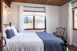 2 bedrooms, iron/ironing board, free WiFi, bed sheets - Tranquil cottage with fenced garden, fire pit, bbq, outdoor dining and hot tub.  (Carmel-by-the-Sea)