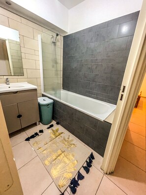 Towels, soap, shampoo, toilet paper