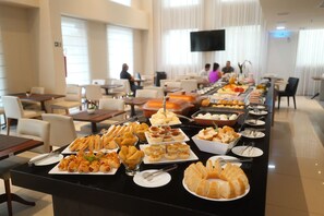 Free daily buffet breakfast - Samba Linhares (Linhares)