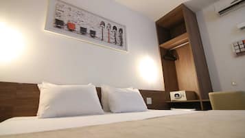 Habitación estándar doble | Caja fuerte, tabla de planchar con plancha, wifi gratis