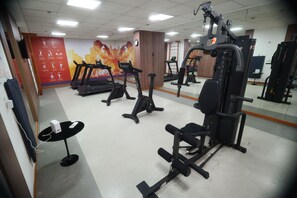 A gym with treadmills, elliptical machines, and weightlifting equipment. - Samba Linhares (Linhares)