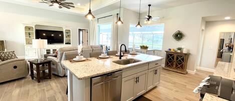 冷蔵庫、電子レンジ、オーブン、コンロ