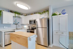 Réfrigérateur, micro-ondes, plaque de cuisson, lave-vaisselle