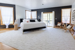 4 habitaciones, escritorio, cuna de viaje y ropa de cama